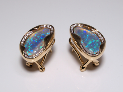 Mastercrafted solid gold jewelry set with a genuine Australian opal