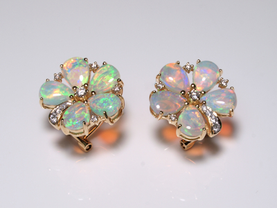 Exclusive gold designer jewelry set with a flashing crystal opal