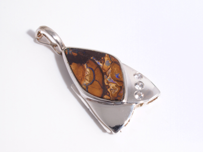 Edler Opal-Silberschmuck: Eleganter Anhänger mit Boulderopal aus Australien