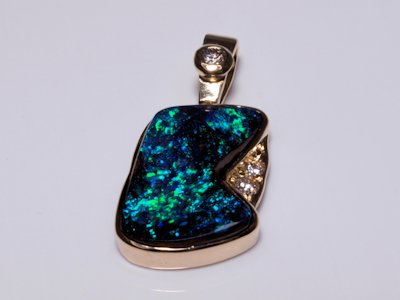 Exklusiver Design-Anhänger aus Gold mit Schwarzopal aus Australien