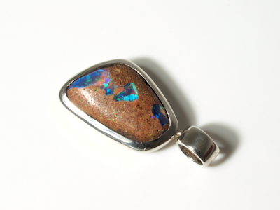 Formschöner Anhänger aus Silber mit einem schimmernden Boulderopal